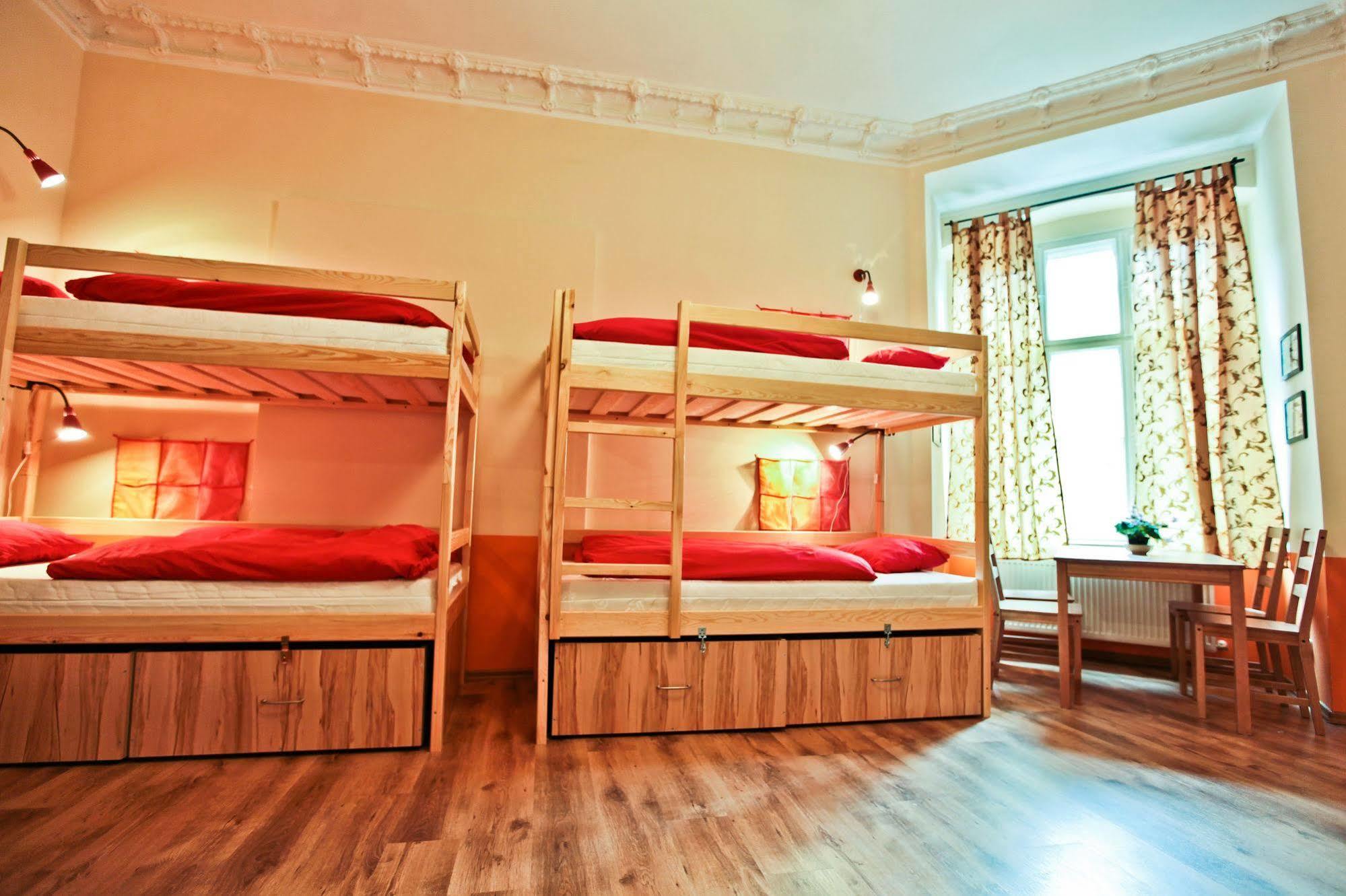 Poco Loco Hostel Poznan Bagian luar foto